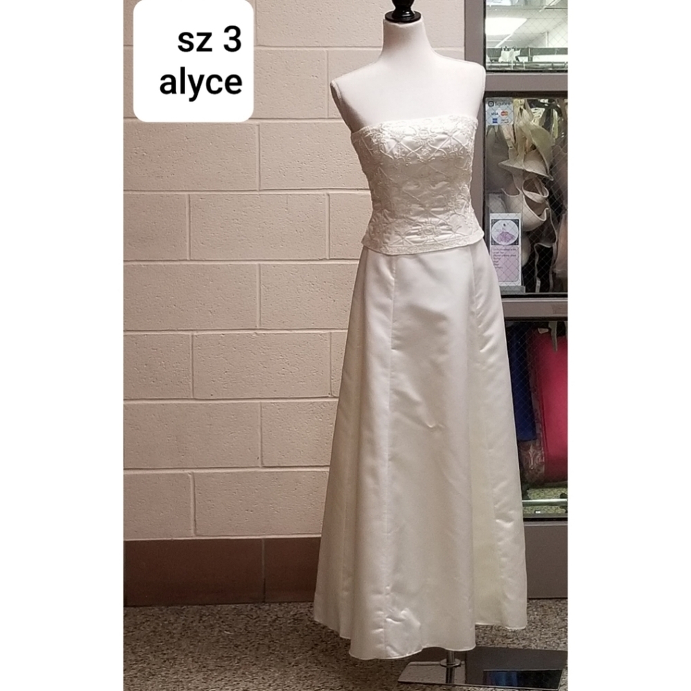Size 3 Alyce Designs wedding dress